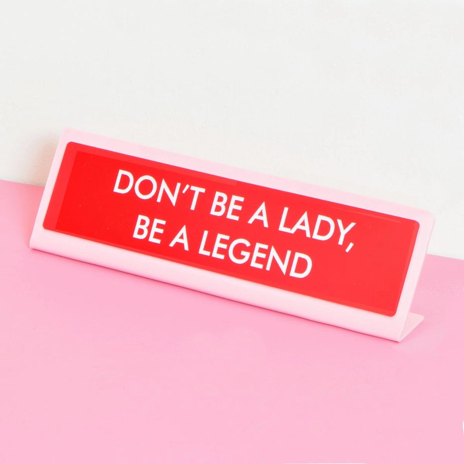 Schild "DON'T BE A LADY, BE A LEGEND"