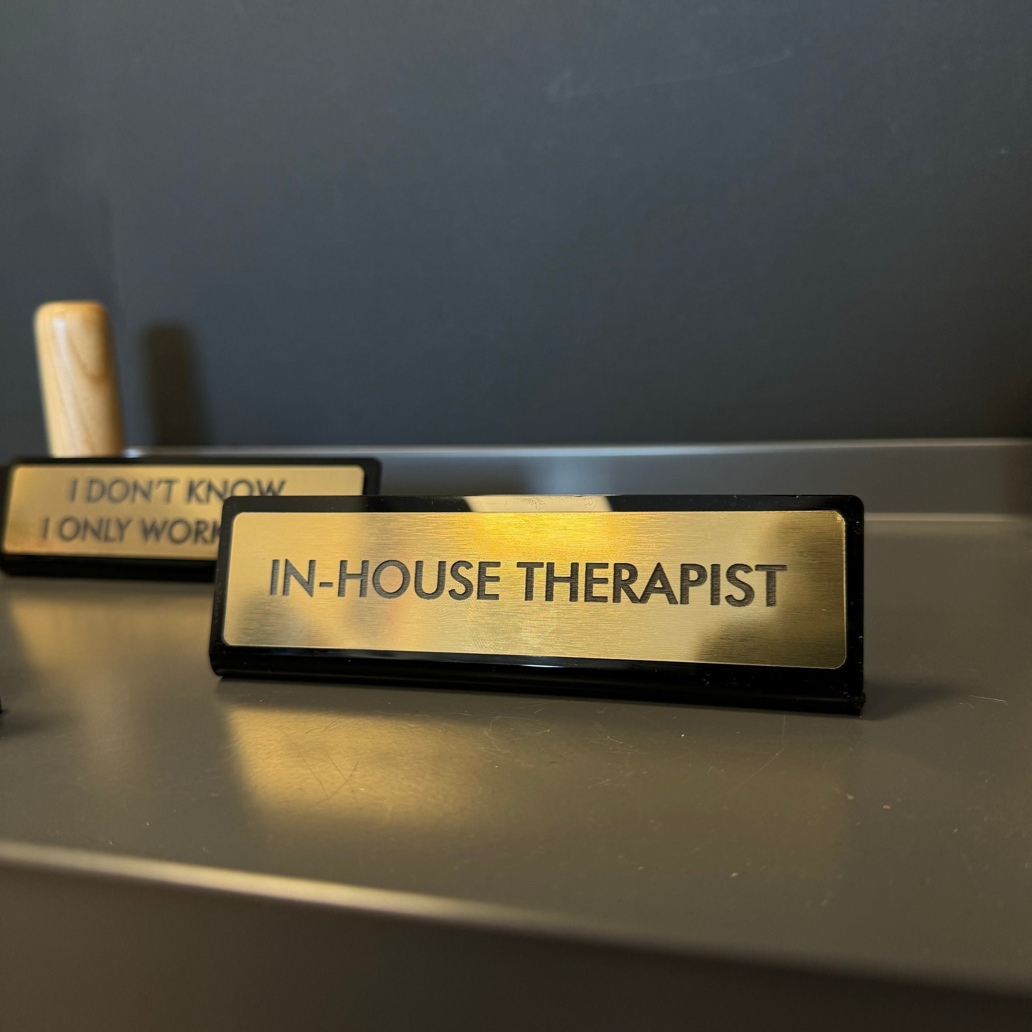 Schild "IN HOUSE THERAPIST"