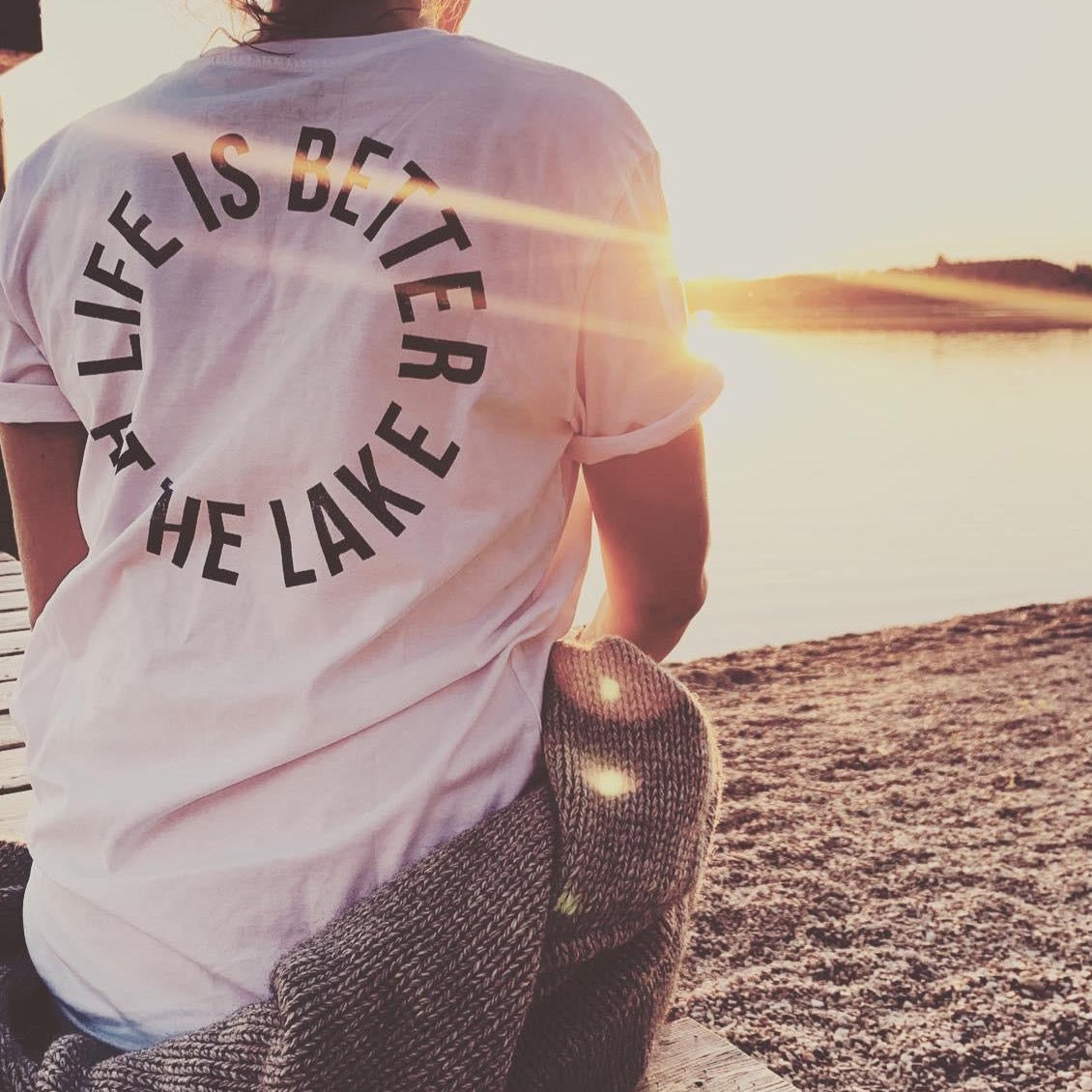 T-Shirt Life is better at the lake mit uraltem Stempeldruckverfahren bedruckt. Bio-Baumwolle, recycling. Exklusiv bei den Three Monkeys 030